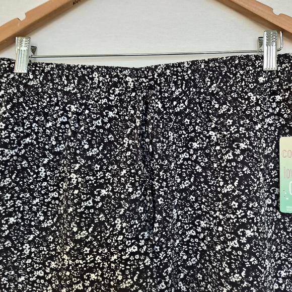 BeBop New Black and White Floral Casual Rayon Waist Tie Pull On Shorts szL - Picture 5 of 7
